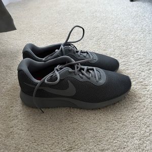 Nike Mens Tanjun Dark Grey Running Shoes Sneakers size 10